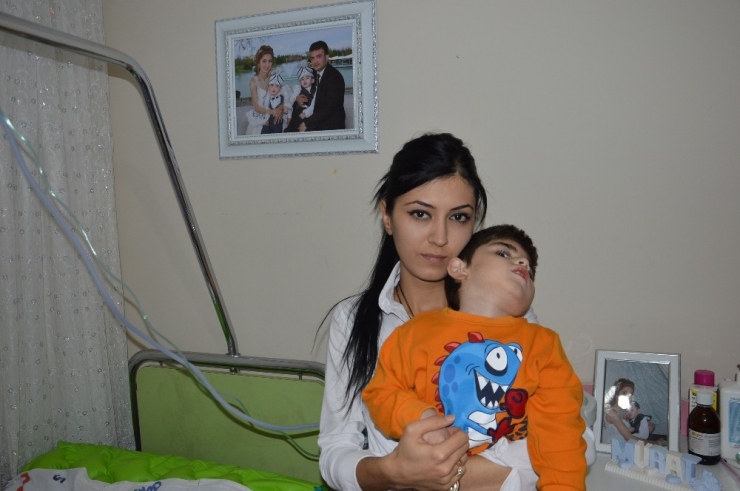 Çocukları Gözlerinin Önünde Eriyor