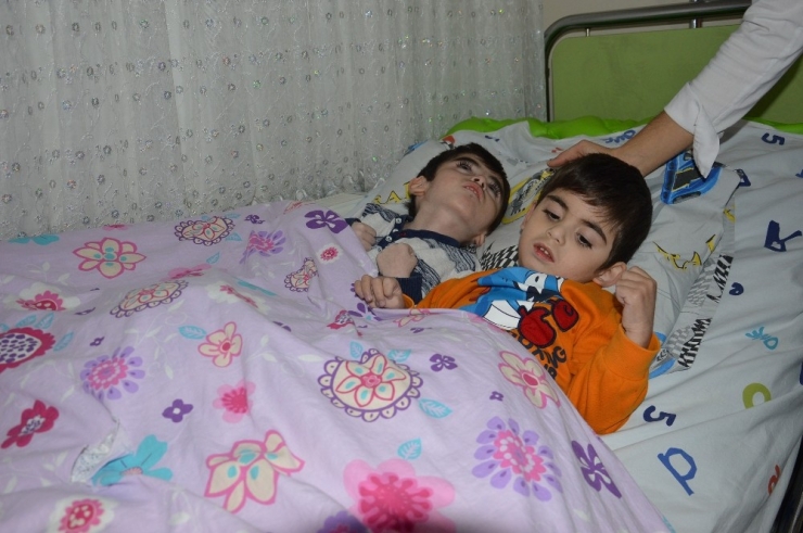 Çocukları Gözlerinin Önünde Eriyor