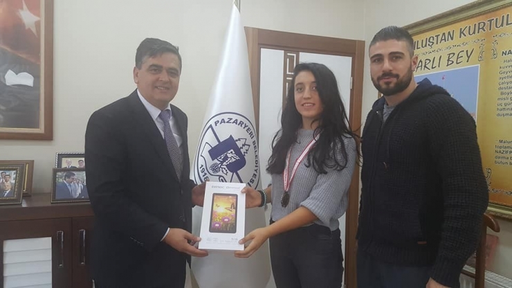 Başkan Yalçın, Başarılı Sporculara Tablet Hediye Etti