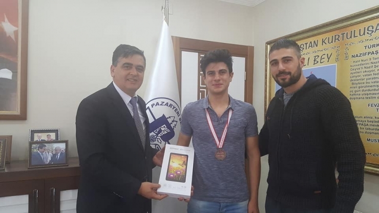 Başkan Yalçın, Başarılı Sporculara Tablet Hediye Etti