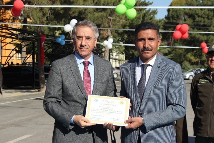 Elazığ’da Su Tankeri, Arı Kovanı Ve Üzüm Sıkma Makinesi Dağıtıldı