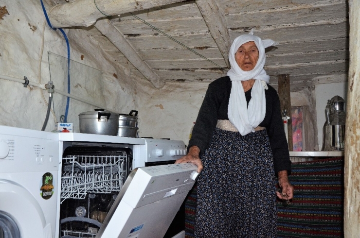 Hesna Nine’nin 90’ından Sonra Beyaz Eşya Sevinci