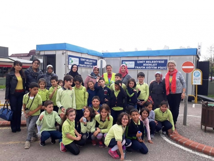 Aileler Çocuklarıyla Birlikte Bisiklet Kullanmayı Öğreniyor