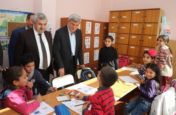 Başkan Karaosmanoğlu, Körfez’de Spor Salonu Ve Satranç Sınıfı Açtı