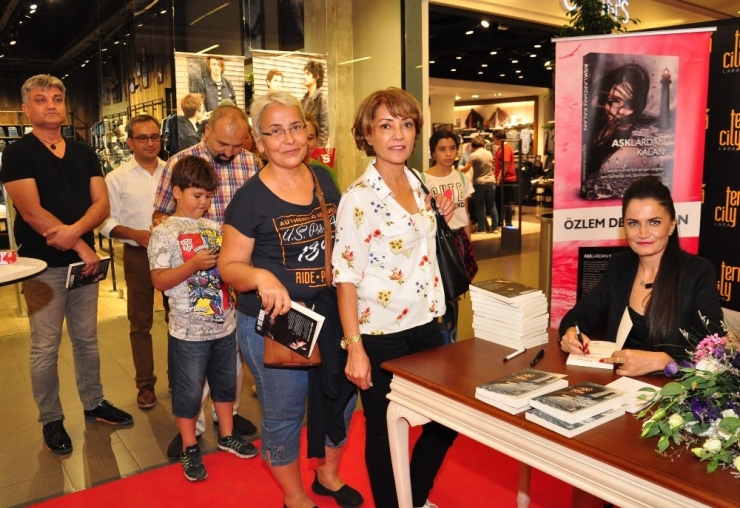 Aşklardan Kalan Kitabını İmzaladı