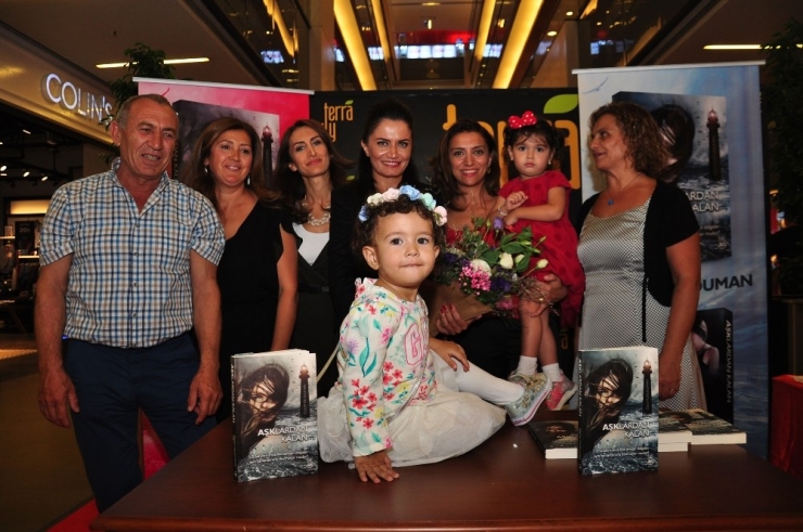 Aşklardan Kalan Kitabını İmzaladı