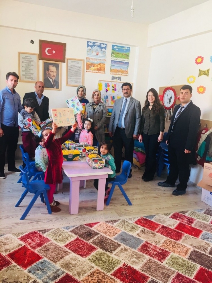 Ak Parti’den Minik Öğrencilere Oyunca Ve Kıyafet Desteği