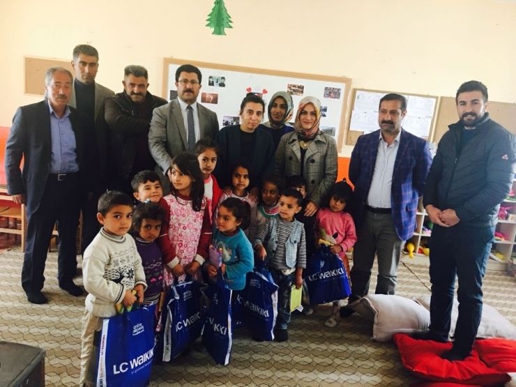 Ak Parti’den Minik Öğrencilere Oyunca Ve Kıyafet Desteği