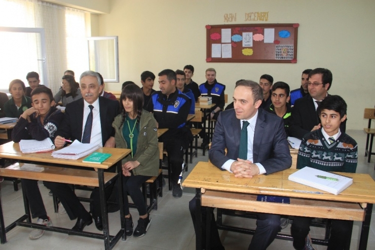 Vali Toprak, Kendisini Görmek İsteyen Öğrencinin Ayağına Gitti