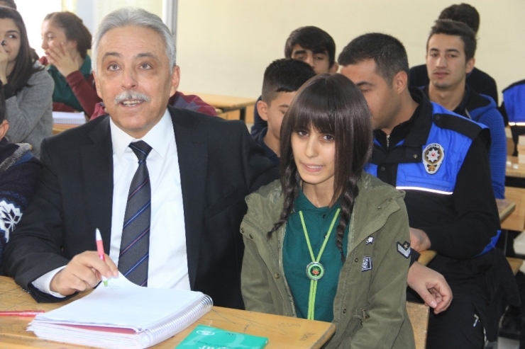 Vali Toprak, Kendisini Görmek İsteyen Öğrencinin Ayağına Gitti