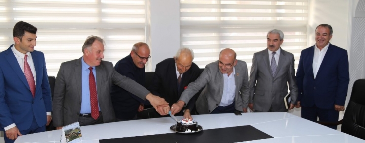 Türkiye’nin En Yaşlı Ozanına Sürpriz Doğum Günü Pastası