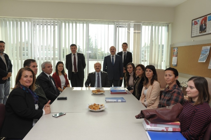 Vali Çakacak Öğretmenlerle Buluştu