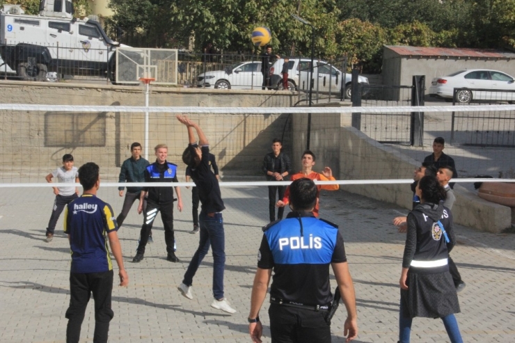 Hakkarili Gençlerle Polislerin Voleybol Maçı Keyfi