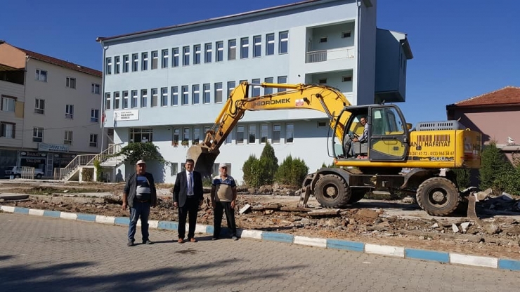 Halk Eğitim Merkezinin Çevre Düzenleme Çalışmaları Devam Ediyor