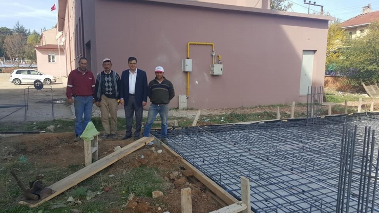 Halk Eğitim Merkezinin Çevre Düzenleme Çalışmaları Devam Ediyor