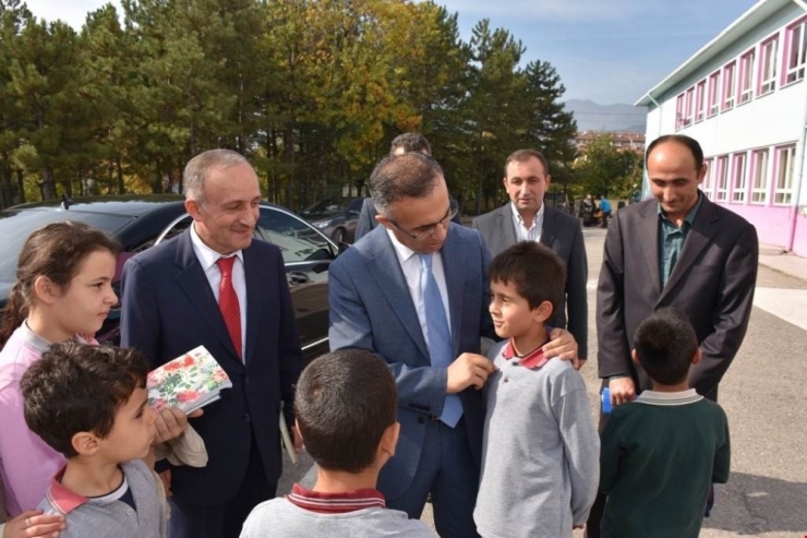 Öğrenciler Vali’nin Makam Aracına Bindi