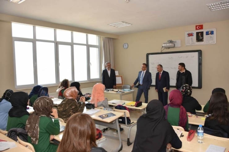 Öğrenciler Vali’nin Makam Aracına Bindi