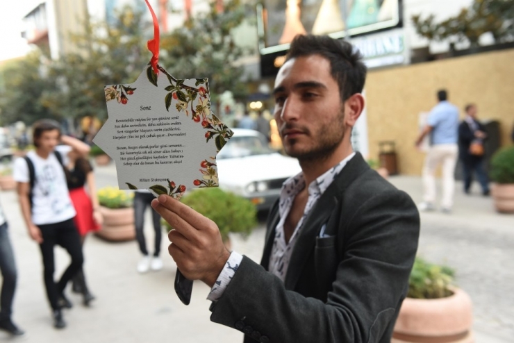 Ağaçlara Şiirler Ve Kitaplar Asıldı