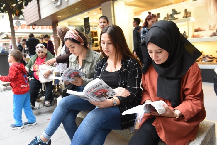 Ağaçlara Şiirler Ve Kitaplar Asıldı