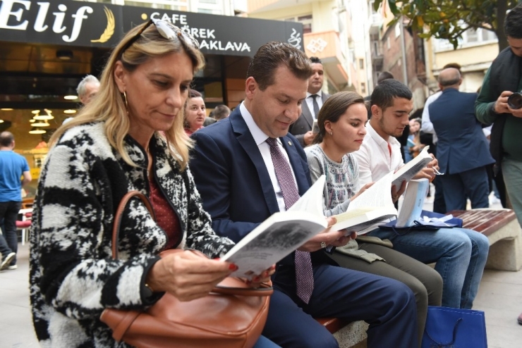 Ağaçlara Şiirler Ve Kitaplar Asıldı