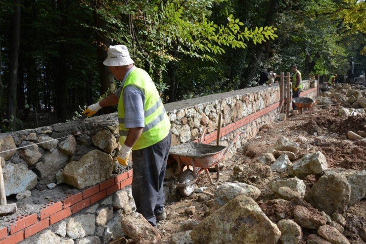 Kartepe’de Mezarlık Duvarı Çalışması Devam Ediyor
