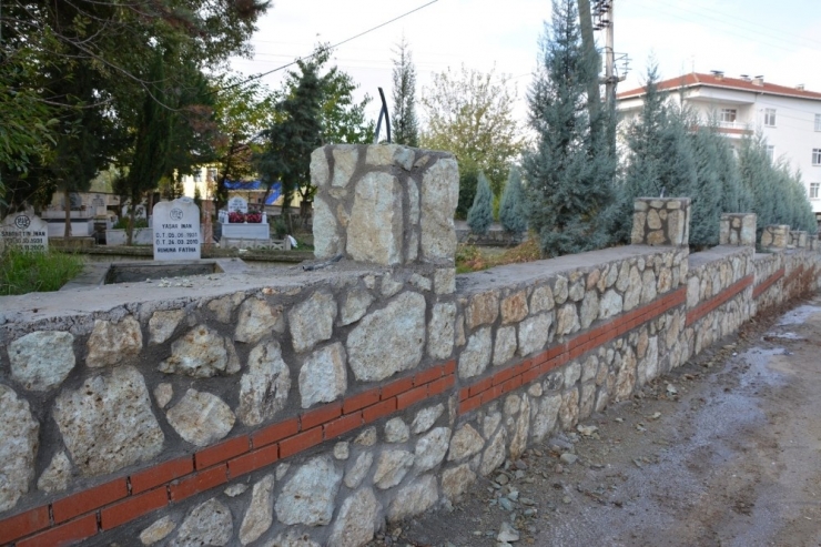Kartepe’de Mezarlık Duvarı Çalışması Devam Ediyor