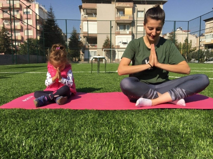 Kadınlar Halı Sahada Yoga Yaptı