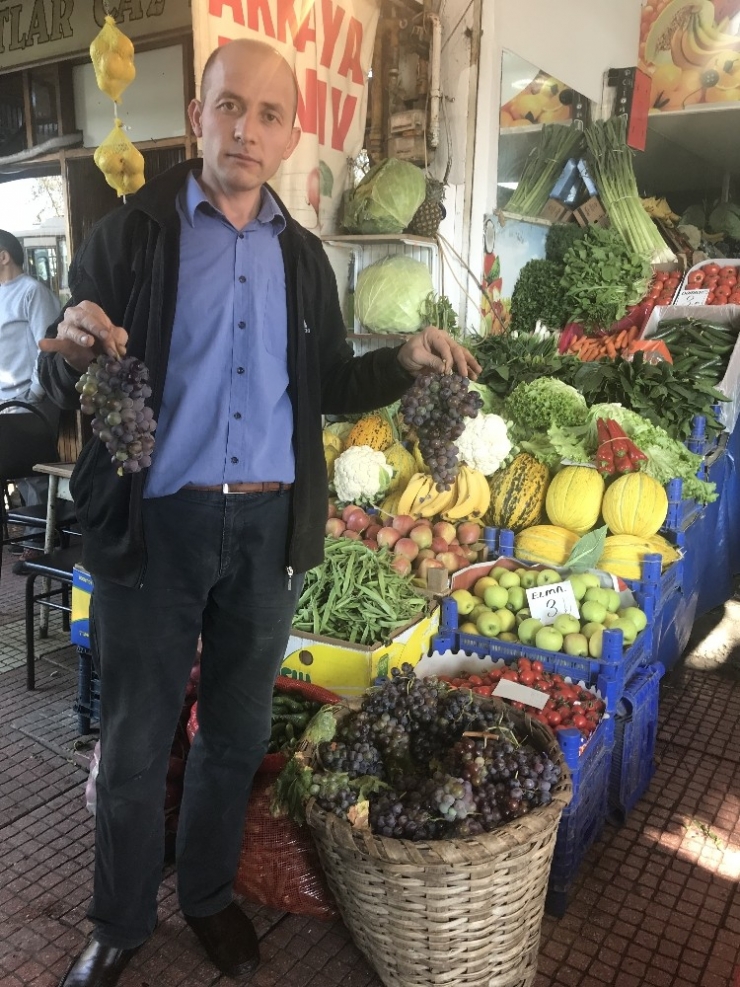 Meşhur Karaçatlak Üzümü Tezgahlarda Yerini Aldı