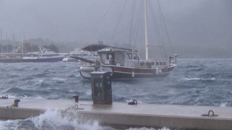 Ege’de Beklenen Yağış Ve Fırtına Başladı