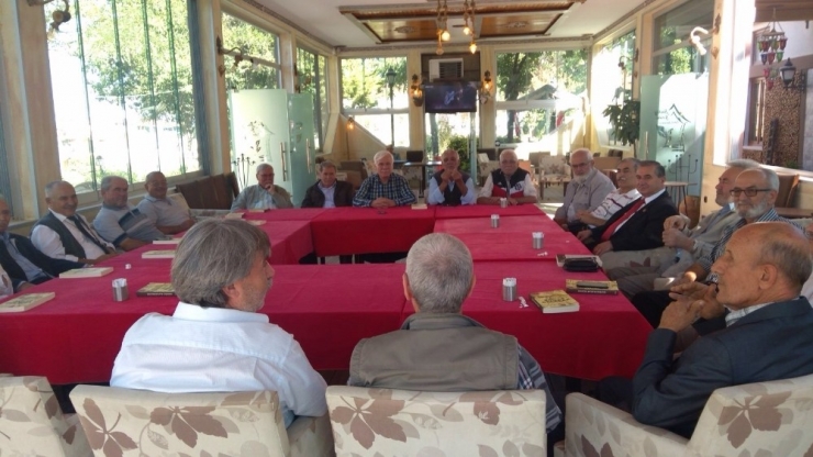 Burhaniyeli Eğitimciler 40 Yıl Sonra Okul Arkadaşları İle Buluştu