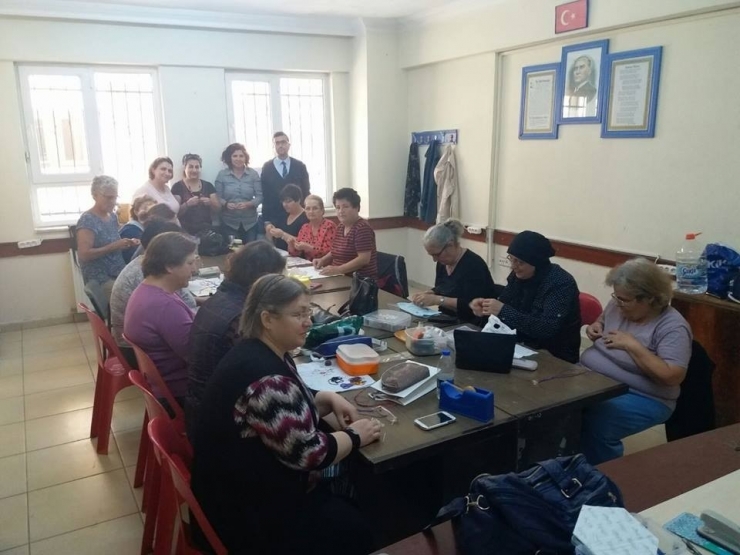 Burhaniye’de Örme Ve Düğümlü Takı Yapma Kursu Açıldı