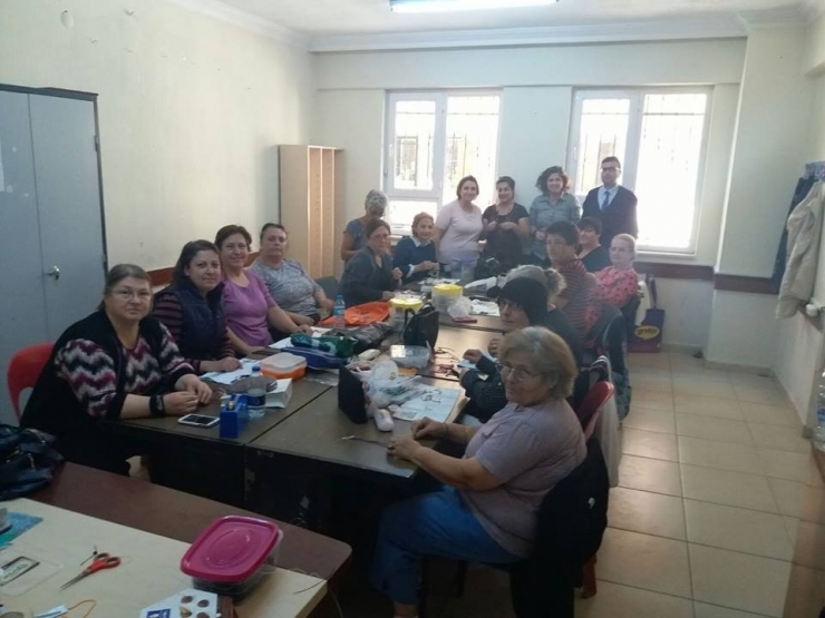 Burhaniye’de Örme Ve Düğümlü Takı Yapma Kursu Açıldı