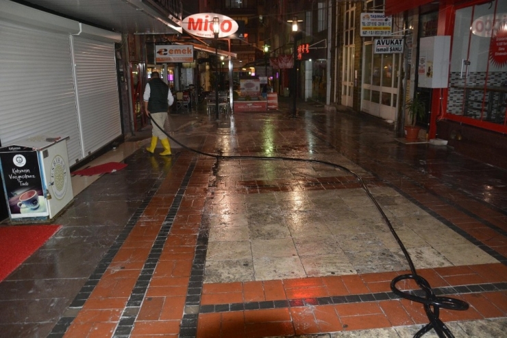 Şehzadelerin Sokakları Gül Suyu İle Yıkanıyor