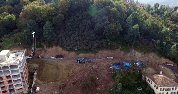 Sürmene’de Heyelanlara ‘Fore Kazık’lı Önlem