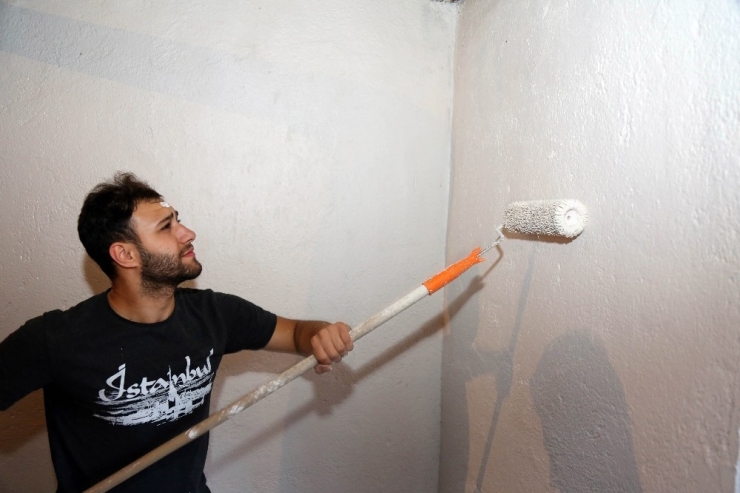 Öğrenciler Harçlıklarıyla Gecekonduda Yaşayan Ailenin Yardımına Koştular