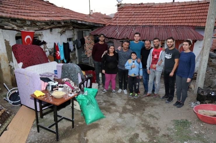Öğrenciler Harçlıklarıyla Gecekonduda Yaşayan Ailenin Yardımına Koştular