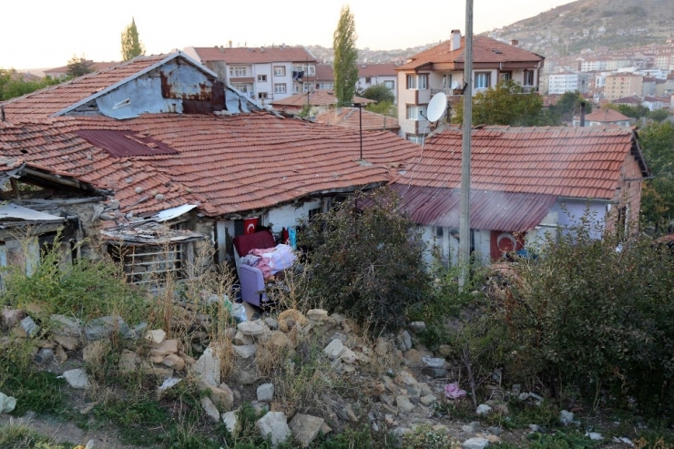Öğrenciler Harçlıklarıyla Gecekonduda Yaşayan Ailenin Yardımına Koştular