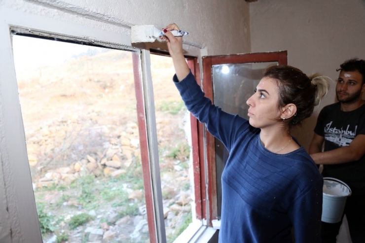 Öğrenciler Harçlıklarıyla Gecekonduda Yaşayan Ailenin Yardımına Koştular