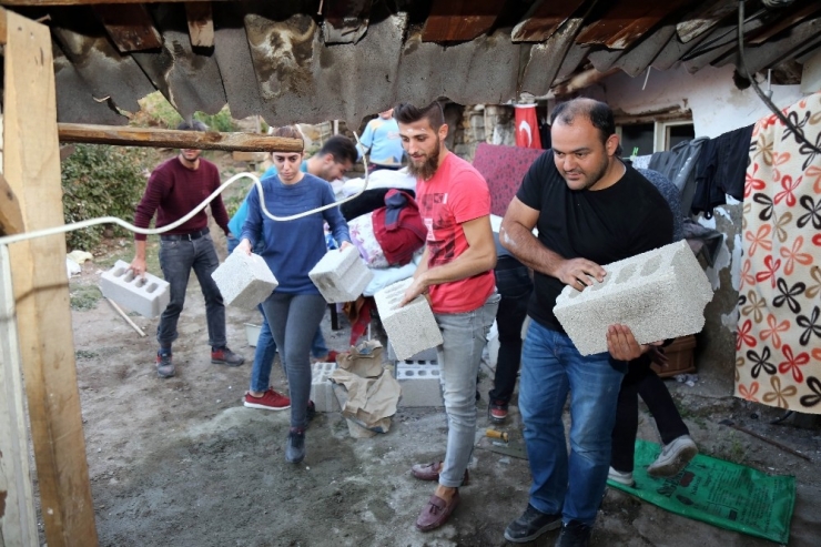 Öğrenciler Harçlıklarıyla Gecekonduda Yaşayan Ailenin Yardımına Koştular