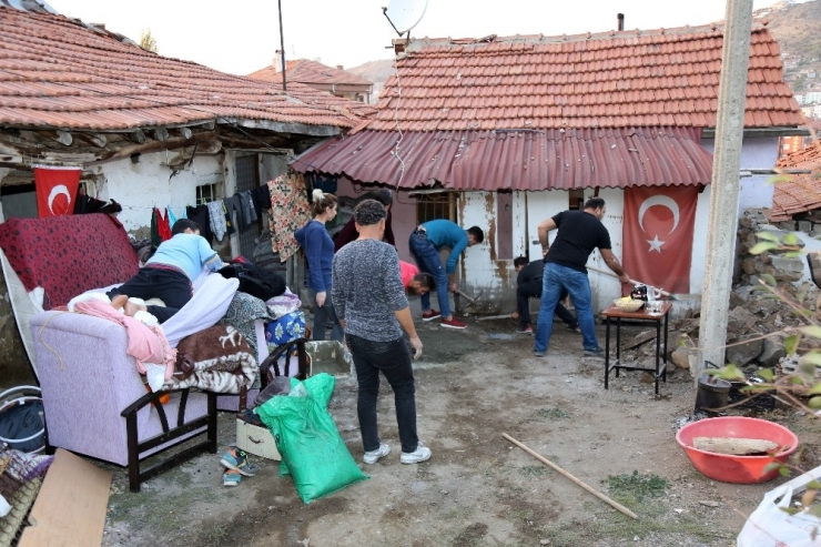 Öğrenciler Harçlıklarıyla Gecekonduda Yaşayan Ailenin Yardımına Koştular