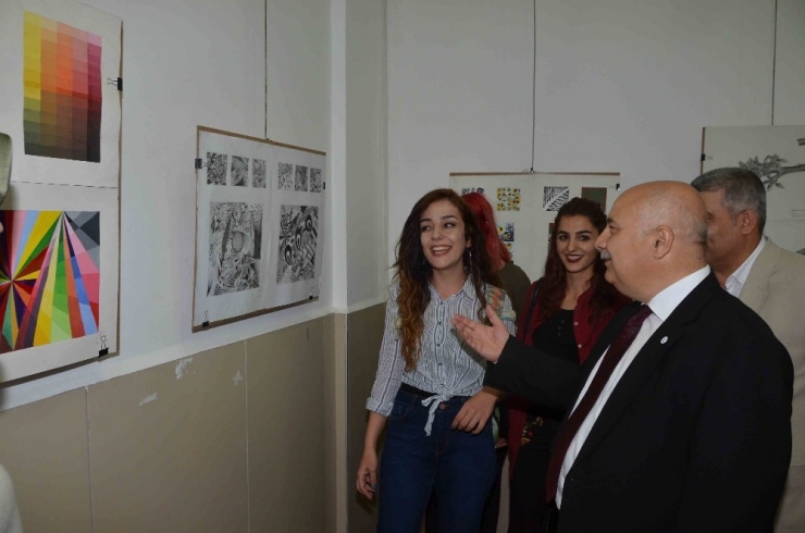 Güzel Sanatlar Fakültesi Öğrencileri Hünerlerini Sergiledi