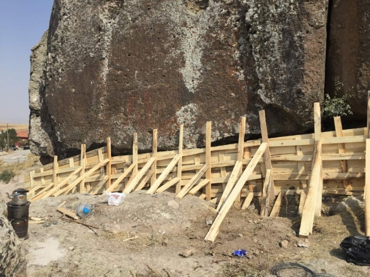 Aksaray’da Evleri Tehdit Edilen Kaya Bloklar Çelik Telle Kafeslendi