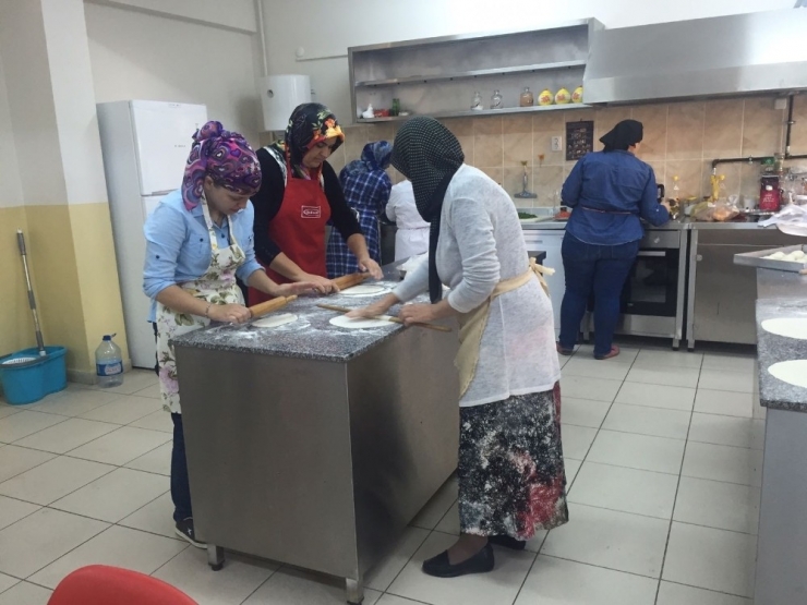 Burhaniye’de Uzman Aşçılar Yetişecek