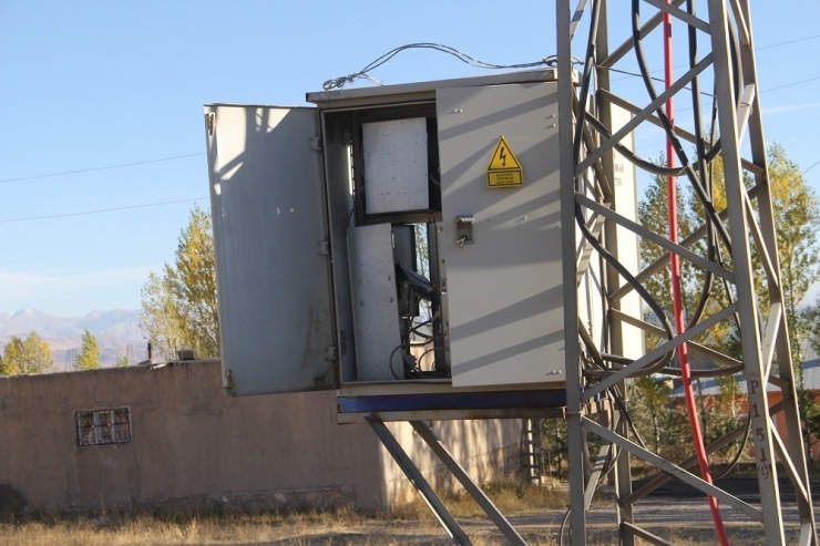 Başkale’de Kapakları Açık Bırakılan Trafolar Tehlike Saçıyor