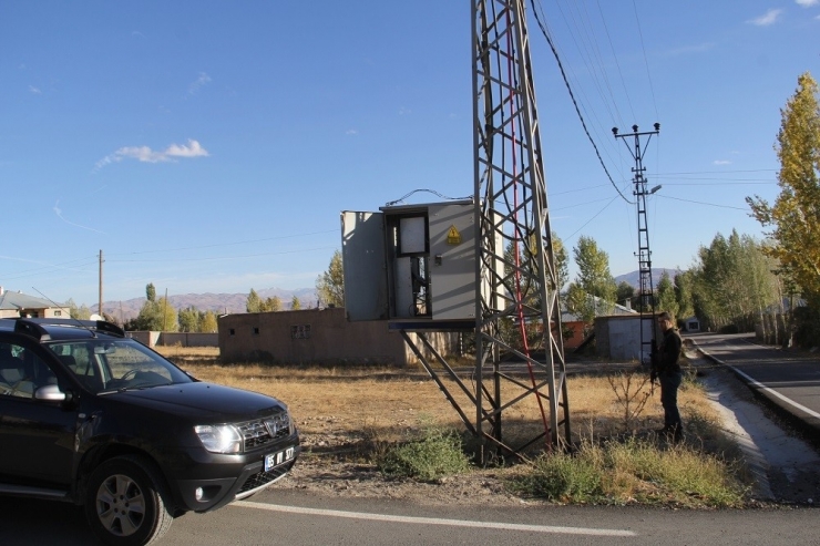 Başkale’de Kapakları Açık Bırakılan Trafolar Tehlike Saçıyor