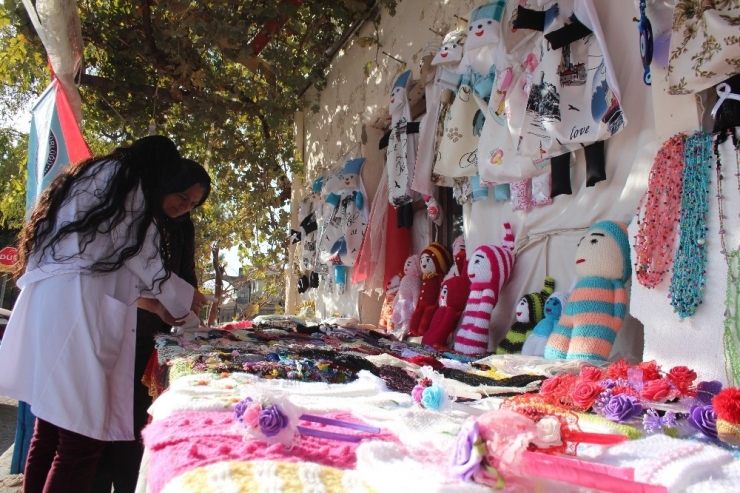 Asırlık Evde Hem Üretip, Hem Satıyorlar