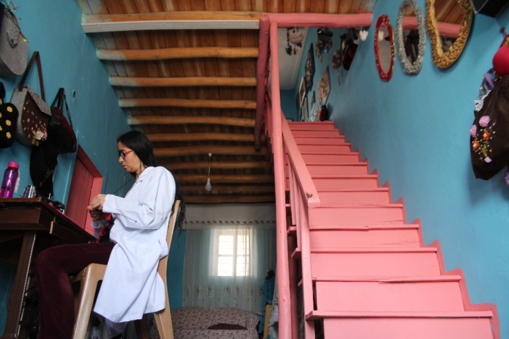 Asırlık Evde Hem Üretip, Hem Satıyorlar