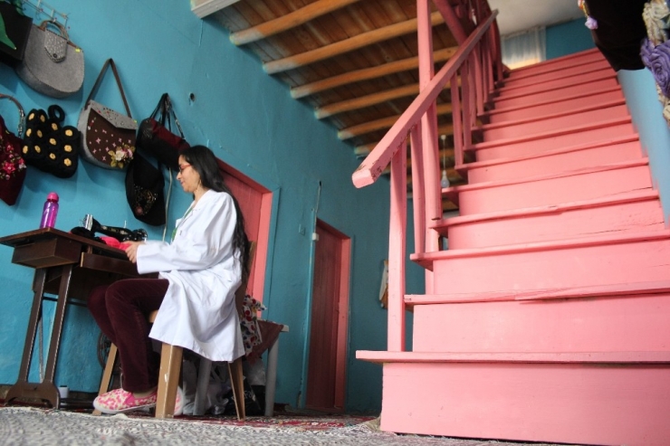 Asırlık Evde Hem Üretip, Hem Satıyorlar