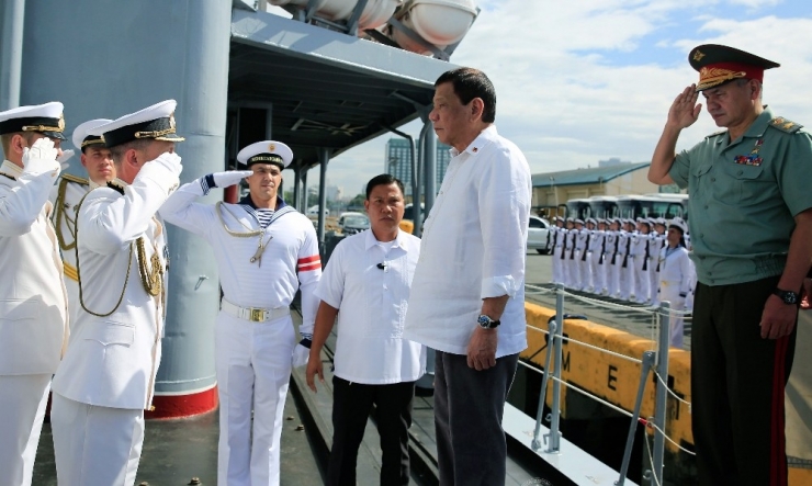 Filipinler Devlet Başkanı, Rusya’dan Gelen Silahları Teslim Aldı