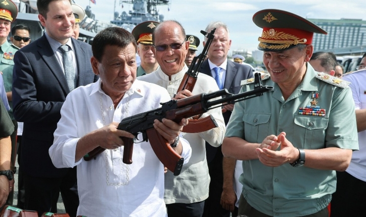 Filipinler Devlet Başkanı, Rusya’dan Gelen Silahları Teslim Aldı